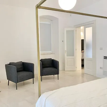 Federiciano White House - Center Apartment