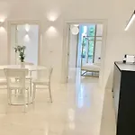 Federiciano White House - Center Apartment *